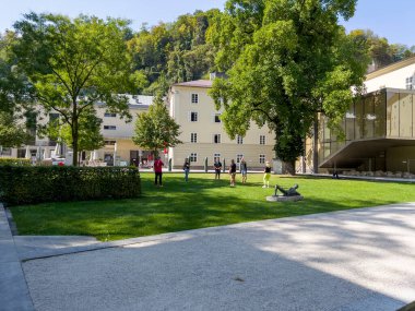 Salzburg 'da yeşil üniversite avlusu.