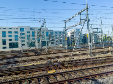Kablo ve demiryolu hatlarıyla dolu Basel tren istasyonu..