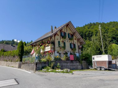 Bir sürü çiçeklerle süslenmiş güzel bir ev..