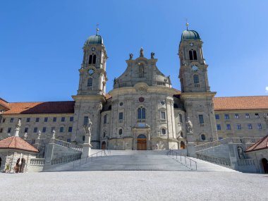 Schwyz kantonundaki Einsiedeln Manastırı 'nın girişi..