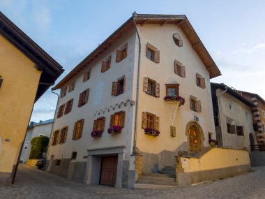 Zuoz 'da eski bir gökdelen..