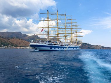 Kasvetli Sicilya 'dan ayrılan büyük gemi.