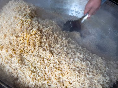 Pirinci kenara itin. Pirincin altında havuçlara yer açın..