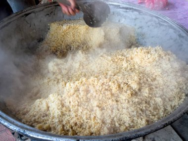 Taze pilav hazır ve duman geliyor..