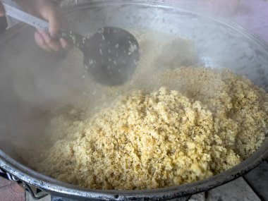 Düğün pilavı karıştırıldı..