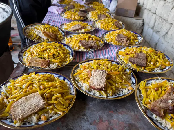 Tabaklardaki pilav düğün davetlilerine servis ediliyor..