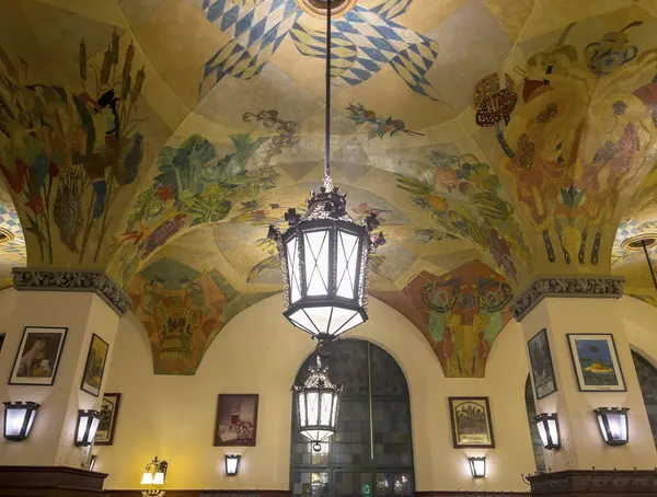 Münih 'in ortasındaki tarihi bira bahçesi..