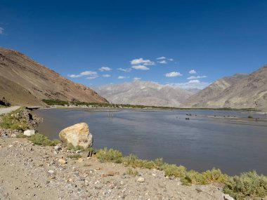 Tacikistan 'daki Panj Nehri.