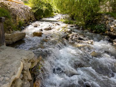 Su derede hızlı ve aceleyle akıyor..