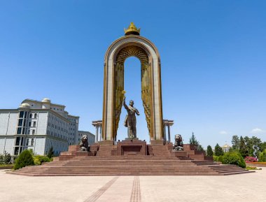 Samanid heykeli Dushanbe 'nin tam ortasında..