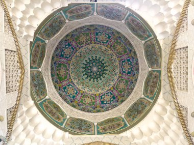 Bir sarayın iç kubbesi.