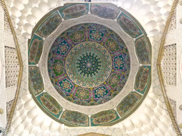 Bir sarayın iç kubbesi.