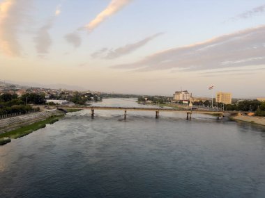 Khujand şehrinde kırmızımsı gün batımı.