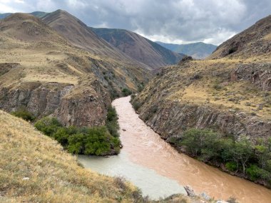 İki nehir bir noktada birleşir..