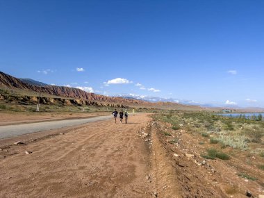 Issykkul Gölü 'nde Koşan Adamlar.