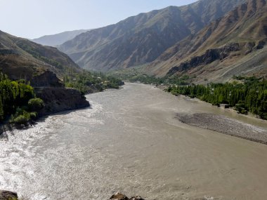 Panj Nehri üzerindeki Afgan köyleri.