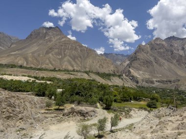 Güzel dağ manzarasında Afgan köyü.