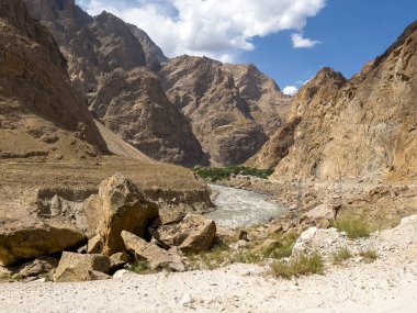 Panj nehrindeki Afgan dağları.