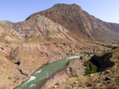 Panj Nehri 'ndeki güzel Afgan manzarası.