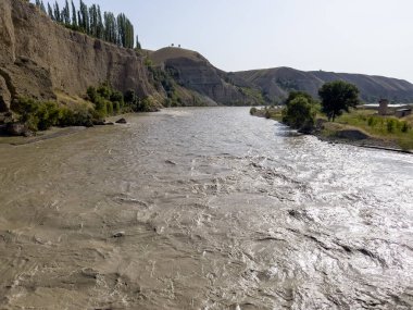 Naryn, Kırgızistan, Orta Asya 'daki Tian Shan dağlarından doğar ve Fergana Vadisi' nden Özbekistan 'a akar..