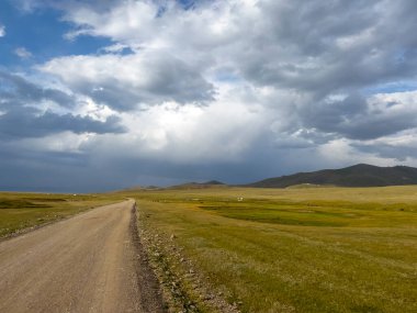 Bulutlu gökyüzünün altındaki uzun yol.
