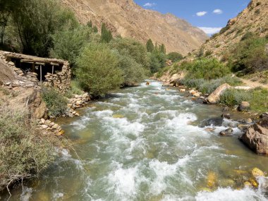 Pamir sıradağlarının derinliklerinde küçük bir dere.