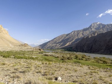 Orta Asya Panj 'ın en uzun nehri üzerindeki Pamir Dağları.