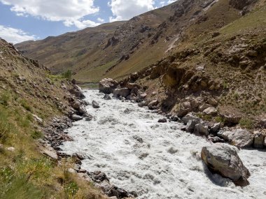 Panj Nehri büyük ve öfkeli..