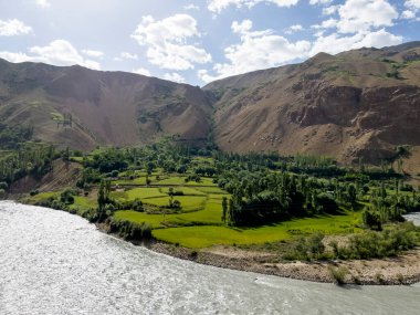 Panj 'daki güzel ve yeşil Afganistan.