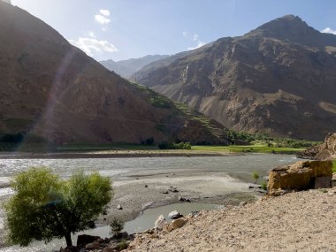 Tacikistan ve Afganistan arasındaki sınır olarak Panj Nehri.