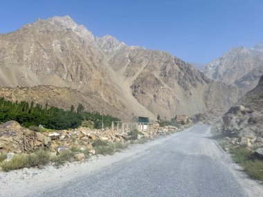 Pamir Otobanı 'ndaki tozlu yol..