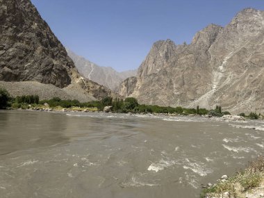 Yeşil ağaçlı kıyı Afganistan 'dır..