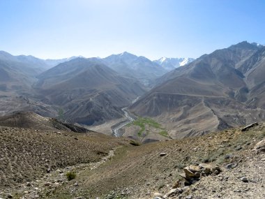 Afganistan sınırını uzun bir nehir geçiyor..