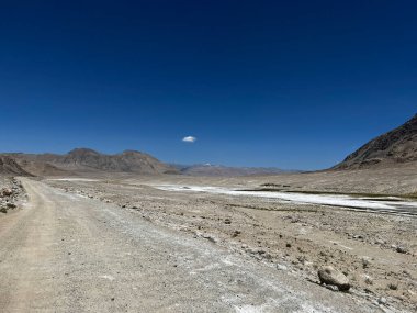 Pamirlerin ortasında yerde tuz kabukları var..