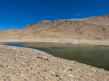 Pamir 'de hiçliğin ortasında bir göl..