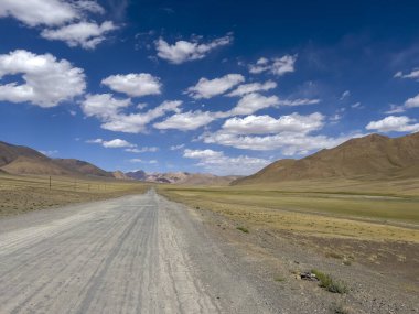 Pamir bölgesine doğru bir yol..