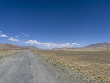 Dağların arasında geniş bir düzlük.