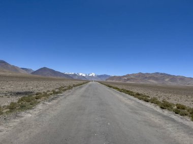 Pamir dağlarının arkasında uzun bir yol var..