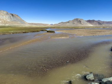 dağlarda bir nehir.