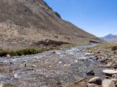 Çin sınırındaki küçük dere..