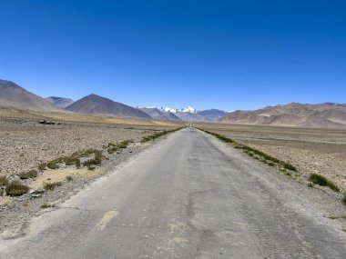 Tacikistan 'ın ortasında uzun bir yol.