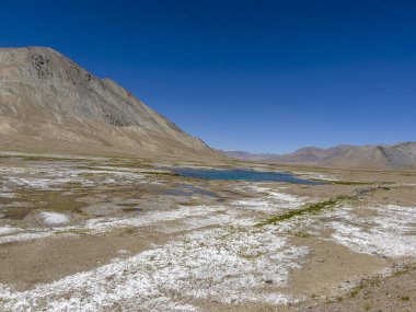 Çorak bir arazinin ortasında küçük bir deniz..