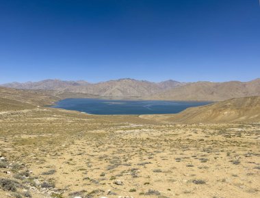 Kuru dağ manzarasının ortasında büyük bir göl..