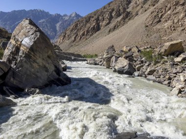Badakhshan 'da küçük bir nehrin üzerinde bir köprü..