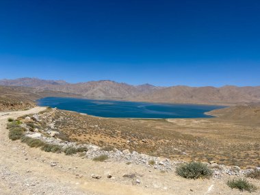 Tacikistan 'da dağın ortasında mavi bir göl..