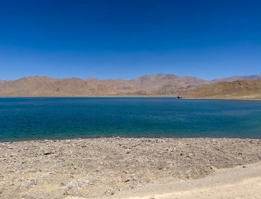 Sıcak yazın ortasında bir göl..