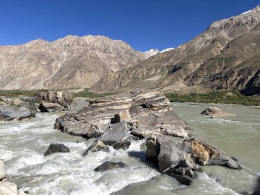 Pamir Dağları 'nın ortasında azgın bir nehir..