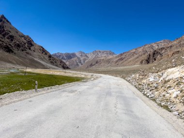 Pamir 'den geçen berbat bir yol..