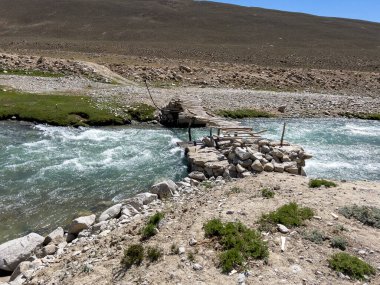 Badakhshan 'da eski püskü bir köprü.