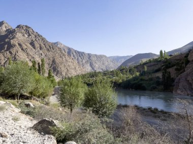 Afgan köyünde öğleden sonra ışığı.
